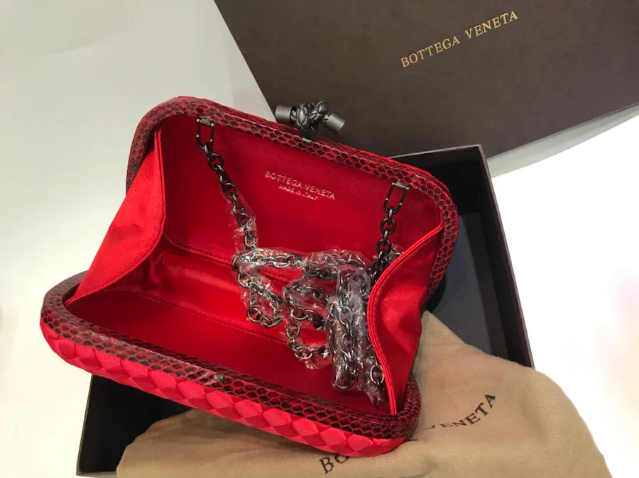 The latest and most popular Knot clutch from the 8651 counter is made of exquisite Japanese silk fabric with snakeskin piping. It looks elegant when worn cross-body or in the hand. It can also be carried by petite girls and can hold 2 iPhone X phones. Size: 20cm*12cm